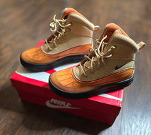 Load image into Gallery viewer, Nike Woodside 2 High ACG Shoes.        Size 6Y!                New!     Very Nice!
