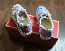 Load image into Gallery viewer, Vans Classic Era &quot; Retro Floral&quot; Shoes
