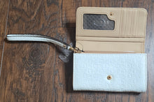 Load image into Gallery viewer, Guess Purse
