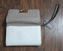 Load image into Gallery viewer, Guess Purse
