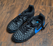 Load image into Gallery viewer, Nike Cleats(Kids2Y)
