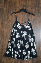 Load image into Gallery viewer, Brandy Melville Floral Top(Size10)
