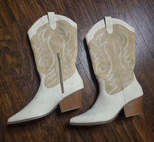 Load image into Gallery viewer, Indigo rd. CowGirl Boots(9.5)
