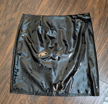 Load image into Gallery viewer, Fashion Nova Skirt(Med)
