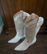 Load image into Gallery viewer, Indigo rd. CowGirl Boots(9.5)

