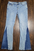 Load image into Gallery viewer, True Religion Joey Mid Rise Flare Leg Jeans(Size31)
