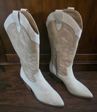 Load image into Gallery viewer, Indigo rd. CowGirl Boots(9.5)
