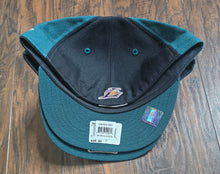 Load image into Gallery viewer, Reebok &quot;LAKERS&quot; Fitted Hat(Mens8)
