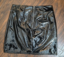 Load image into Gallery viewer, Fashion Nova Skirt(Med)
