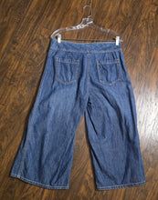 Load image into Gallery viewer, Chico's Wide-Bottom Capri Jeans(Size1)
