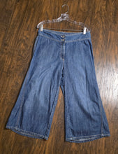 Load image into Gallery viewer, Chico's Wide-Bottom Capri Jeans(Size1)
