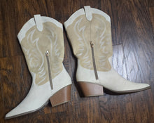 Load image into Gallery viewer, Indigo rd. CowGirl Boots(9.5)
