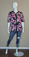Load image into Gallery viewer, Elie McCarthy Shortsleeved Button-Down Floral Blouse (Plus2XL)
